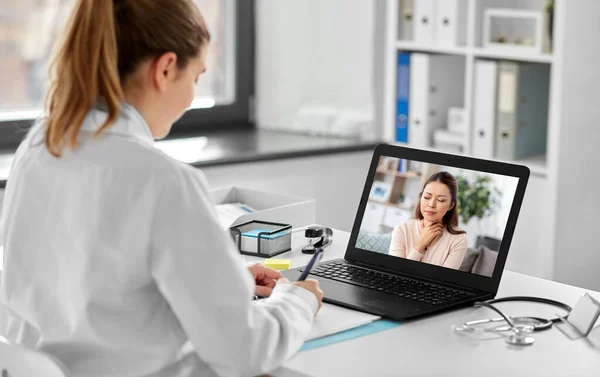 Лікар, який має відеодзвінок з пацієнтом на ноутбуці — стокове фото