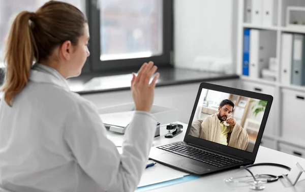 Doctor having video call with patient on laptop — Stock Photo, Image