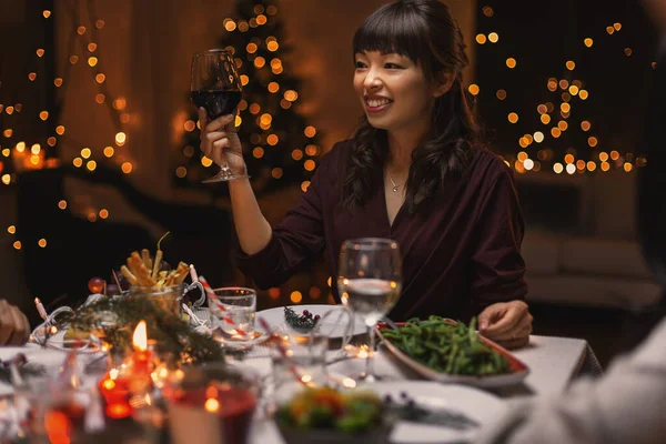 크리스마스 파티에서 레드 와인을 마시는 행복 한 여성 — 스톡 사진