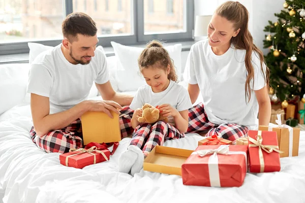 Mutlu bir aile ve evde Noel hediyeleri. — Stok fotoğraf