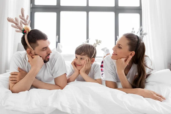 Aile Noel sabahı yatakta. — Stok fotoğraf