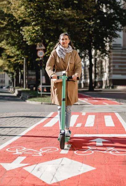 오토바이를 타고 시내의 자전거 전용 도로를 달리는 여자 — 스톡 사진