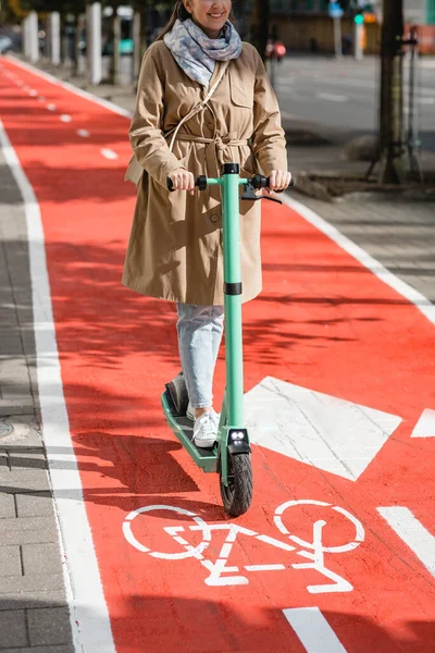 在城市的自行车道上骑摩托车的女人 — 图库照片