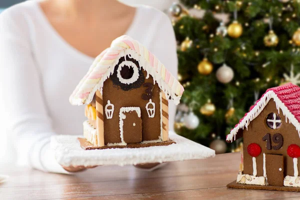 Close up de mulher com casa de gengibre de Natal — Fotografia de Stock