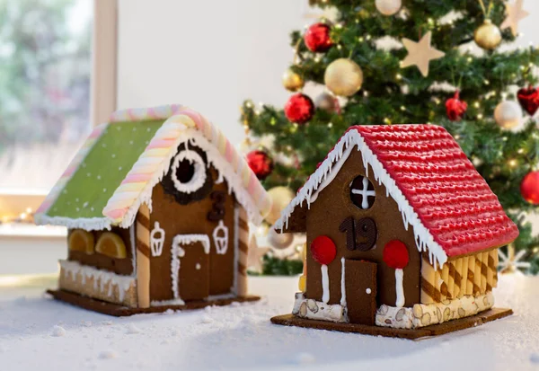 Close up of gingerbread houses over christmas tree — Stock Photo, Image