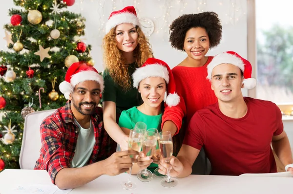 Spokojení zaměstnanci slavit Vánoce na oslavu — Stock fotografie