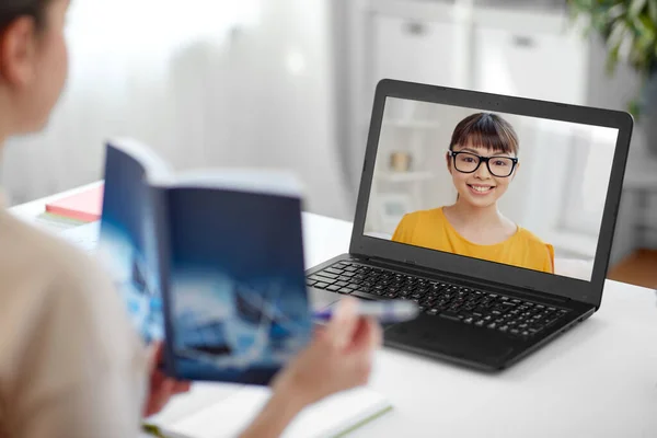 Profesor con libro y estudiante en la pantalla del ordenador portátil —  Fotos de Stock