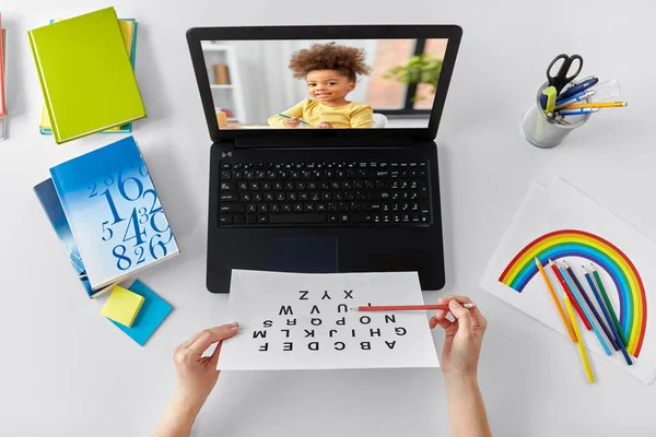Lärare med alfabet och student flicka på bärbar dator — Stockfoto