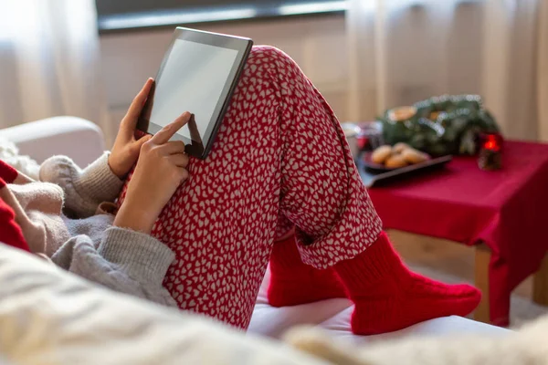Frau an Weihnachten mit Tablet-Computer zu Hause — Stockfoto