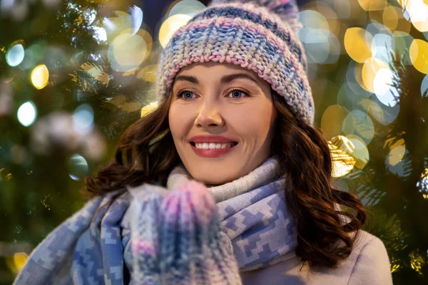 Πορτρέτο της χαρούμενης νεαρής γυναίκας στα χριστουγεννιάτικα φώτα — Φωτογραφία Αρχείου