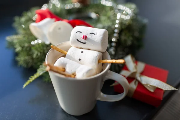 圣诞节那天，棉花糖雪人在一杯咖啡里 图库图片