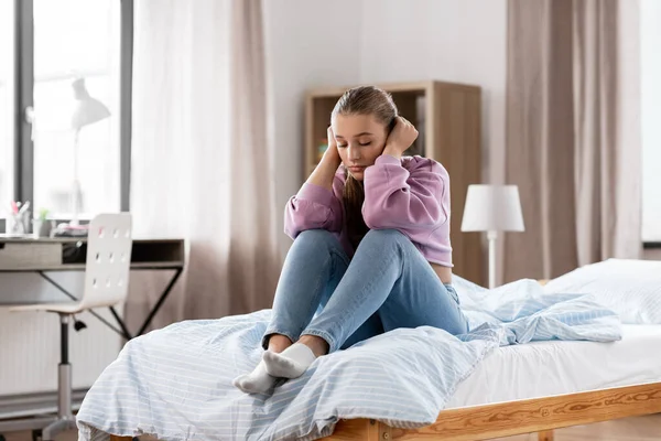 Trauriges Mädchen sitzt zu Hause auf dem Bett — Stockfoto