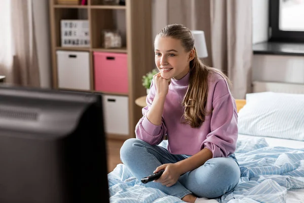 행복 한 웃는 소녀 가 집에서 TV 를 보고 — 스톡 사진