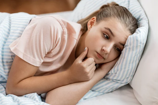 Trauriges Mädchen liegt zu Hause im Bett — Stockfoto