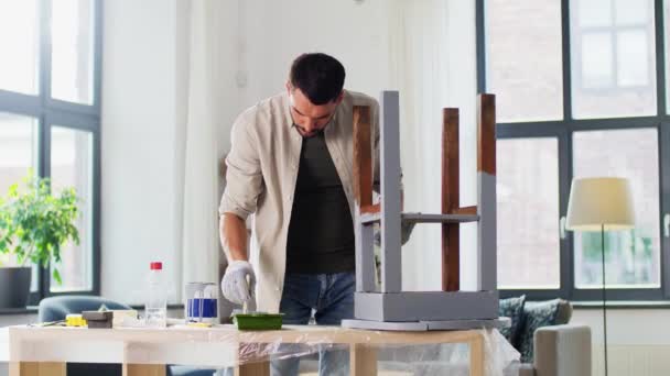Hombre pintando mesa de madera vieja en color gris — Vídeo de stock
