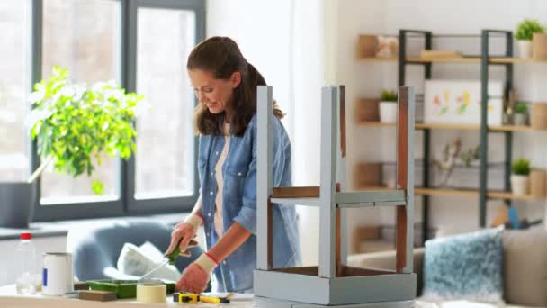 Femme peinture vieille table en bois avec couleur grise — Video