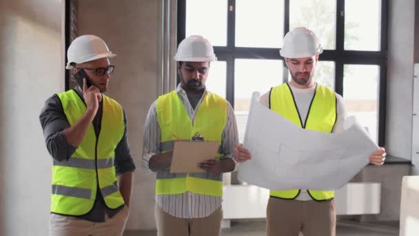 Arquitectos masculinos en cascos trabajando en la oficina — Vídeos de Stock