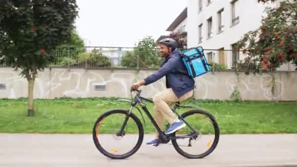 Indian delivery man with bag riding bicycle — Stock Video