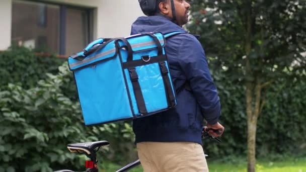 Repartidor indio con bolsa y bicicleta en la ciudad — Vídeo de stock