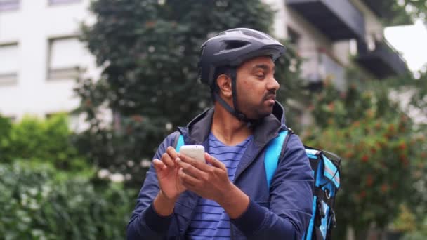Чоловік доставки з сумкою та велосипедом телефонує — стокове відео