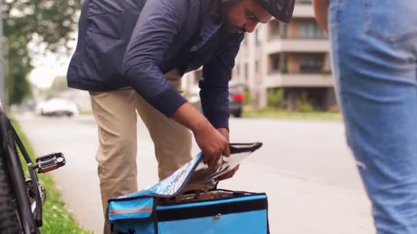 Щаслива доставка їжі чоловік дає замовлення клієнту — стокове відео