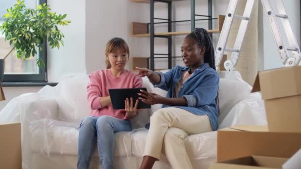 タブレットPCを持って新しい家に移動する女性は — ストック動画
