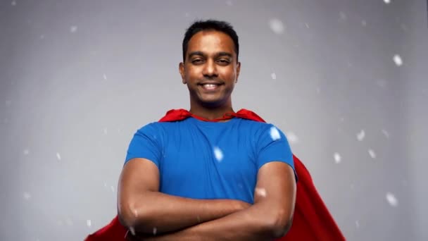 Felice uomo indiano sorridente in mantello supereroe rosso — Video Stock