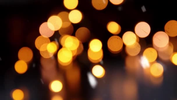 Luzes de Natal desfocadas na escuridão — Vídeo de Stock