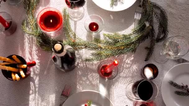 Asztal szolgálja fel a karácsonyi vacsora party otthon — Stock videók
