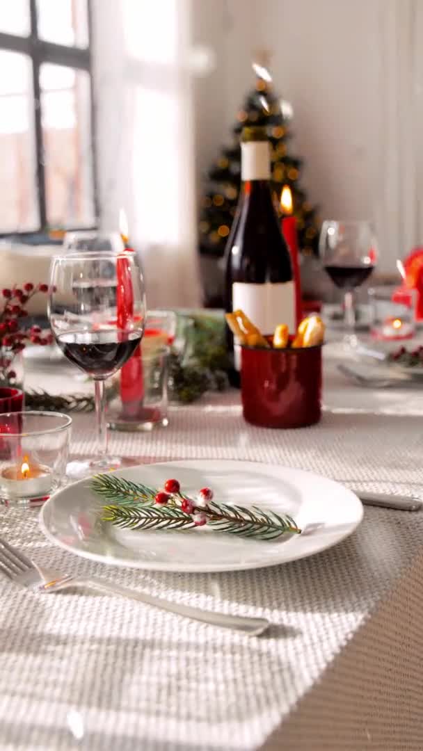 Asztal szolgálja fel a karácsonyi vacsora party otthon — Stock videók