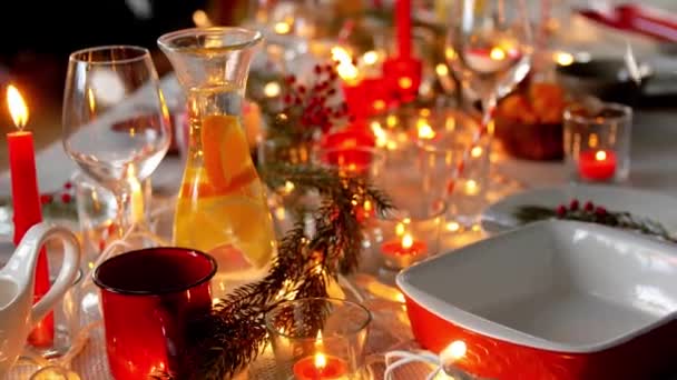 Serviço de mesa para o jantar de Natal em casa — Vídeo de Stock