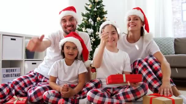 Семья с рождественскими подарками имеет видео-звонок на дому — стоковое видео