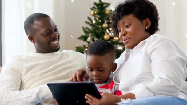 Afrikansk familj med tablett dator på jul — Stockvideo