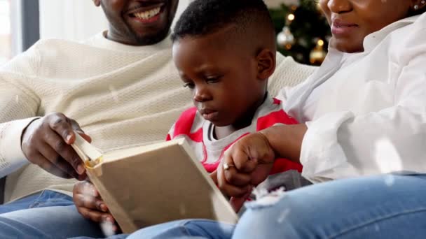 Libro de lectura de la familia africana en Navidad en casa — Vídeo de stock