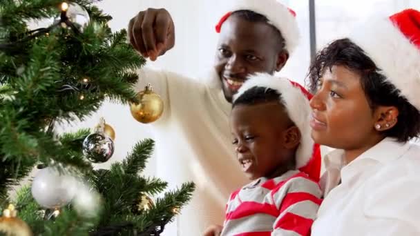 Feliz árbol de Navidad de la decoración de la familia en casa — Vídeo de stock