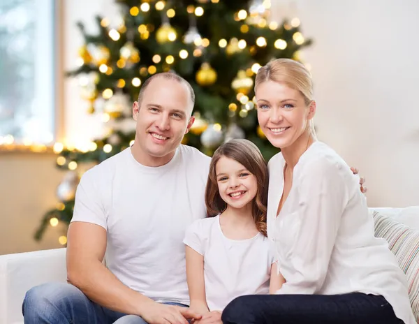 Retrato de la familia feliz en casa en Navidad — Foto de Stock