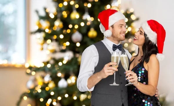 圣诞晚会上带着香槟酒杯的夫妻 — 图库照片