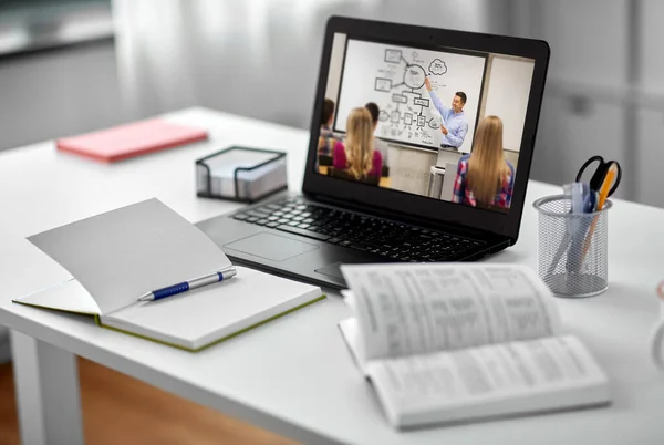 Écran d'ordinateur portable avec professeur et étudiants sur la table — Photo