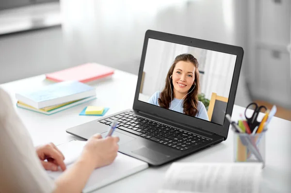 Estudiante con portátil que tiene videollamada con el profesor —  Fotos de Stock