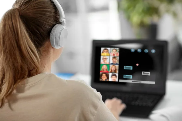 Lehrerin mit Laptop im Online-Unterricht — Stockfoto