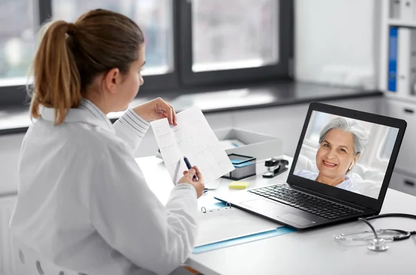 Doctor with laptop having video call at hospital — Stock Photo, Image