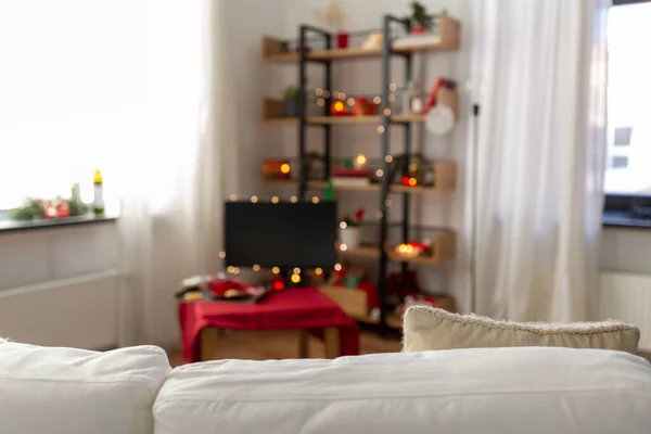 クリスマスに居心地の良い家でコーヒーとテレビ — ストック写真