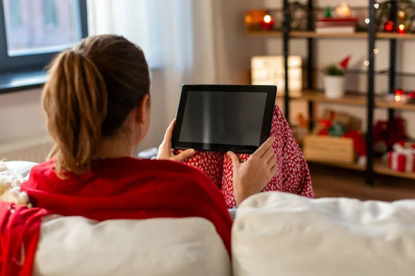 Femme avec tablette à la maison à Noël — Photo