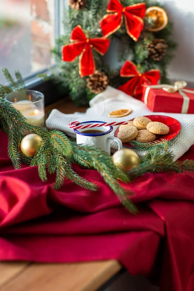 Cup of coffee, cookies and christmas decor at home — Stock Photo, Image