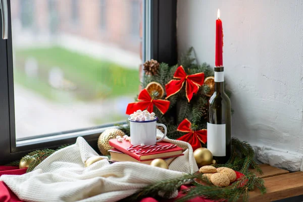 Kerstlekkernijen en decoraties op vensterbank — Stockfoto