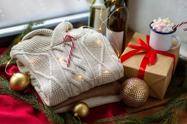 Close-up de suéter e decoração de Natal no peitoril — Fotografia de Stock