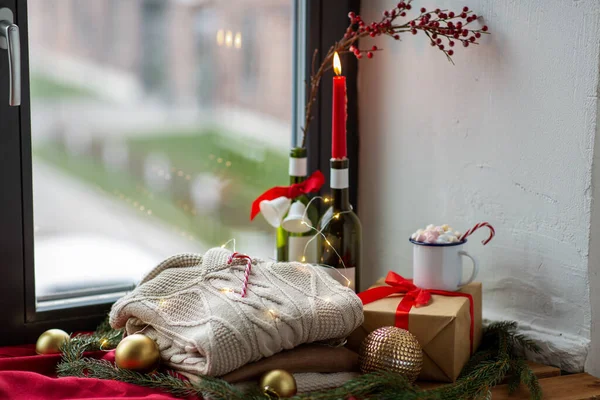 Close-up van trui en kerstdecor op dorpel — Stockfoto