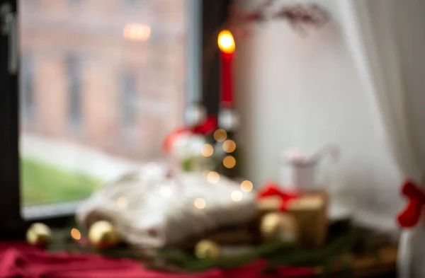 Sfondo sfocato di decorazioni natalizie sulla finestra — Foto Stock