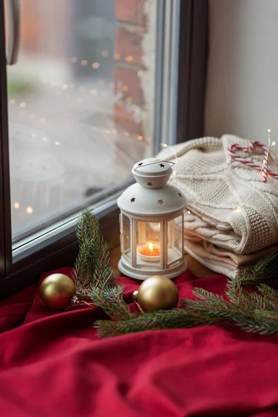 Lanterna de Natal e camisola de lã no peitoril da janela — Fotografia de Stock
