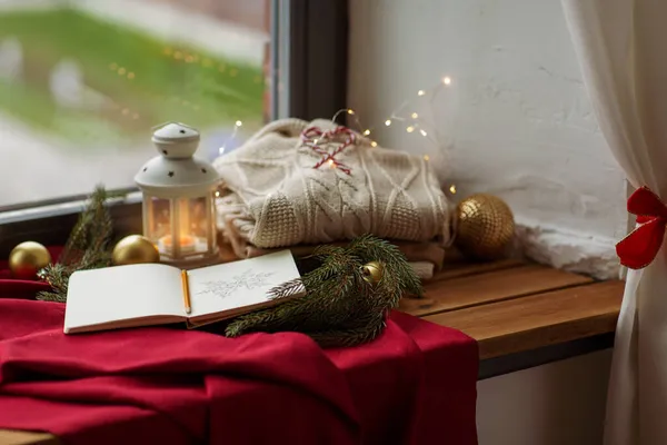 Caderno de esboços, lanterna de Natal, suéter, ramo de abeto — Fotografia de Stock